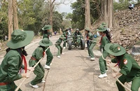 Các đại biểu Liên hoan "Chiến sĩ nhỏ Điện Biên" toàn quốc trải nghiệm hoạt động kéo pháo lên đồi mà cha anh đã thực hiện năm xưa.