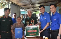 Đồng chí Bùi Quang Huy và đại diện các đơn vị liên quan đến thăm hỏi, trao quà tặng chiến sĩ Điện Biên Bùi Văn Tỉnh và gia đình.