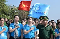 Các đại biểu thực hiện nghi lễ chào cờ chủ quyền tại Cột mốc số 0 ngã ba biên giới Việt Nam - Lào - Trung Quốc.