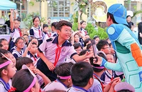 Thiếu nhi tham gia các trò chơi tư duy tại Ngày hội.