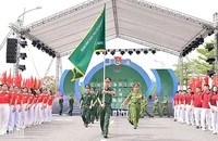 Tình nguyện viên lực lượng vũ trang với lá cờ Chiến dịch "Hành quân xanh" - một trong những mũi nhọn của Chiến dịch Thanh niên tình nguyện hè.