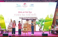 Thí sinh Liên đội Trường tiểu học Trưng Vương với màn thuyết trình được dàn dựng công phu về tranh dân gian Đông Hồ.