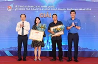 Các đồng chí Phạm Tất Thắng, Bùi Quang Huy (lần lượt ngoài cùng bên trái và phải) trao giải A tặng các đại diện nhóm tác giả Báo Nhân Dân. 