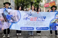 MC Khánh Vy, Đại sứ chương trình "Tiếp sức mùa thi", cùng các tình nguyện viên cổ vũ thí sinh.