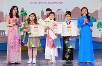 Thứ trưởng Ngoại giao Lê Thị Thu Hằng (bên trái) và Bí thư Trung ương Đoàn, Chủ tịch Hội đồng Đội Trung ương Nguyễn Phạm Duy Trang (bên phải) trao giải Nhất tặng các thí sinh Hải Phòng.