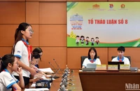 Các đại biểu nêu ý kiến tại tổ thảo luận số 6.
