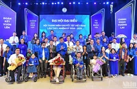 Đại diện lãnh đạo các bộ, ban, ngành, đoàn thể chính trị-xã hội trao hoa chúc mừng Đại hội và các anh, chị Ủy viên Ban Chấp hành Hội Thanh niên khuyết tật Việt Nam khóa I.