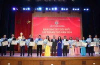Các đồng chí đại diện Ban tổ chức Hội nghị trao danh hiệu "Nhà giáo trẻ tiêu biểu" cấp thành phố năm 2024 tặng các cá nhân xuất sắc.