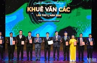 Phó Trưởng Ban Thường trực Ban Dân vận Trung ương Phạm Tất Thắng và Bí thư thứ nhất Trung ương Đoàn Bùi Quang Huy (lần lượt thứ 5 và 7 từ trái sang) trao Giải thưởng Khuê Văn Các lần thứ nhất tặng 9 nhà khoa học trẻ xuất sắc.