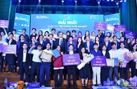 Đại diện Thành đoàn, Hội Sinh viên Thành phố Hà Nội và các đơn vị liên quan cùng các thí sinh giành giải tại vòng chung kết Cuộc thi.