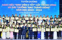 Các đồng chí lãnh đạo Đảng, Nhà nước, đại diện Trung ương Đoàn, Trung ương Hội Sinh viên Việt Nam cùng những "Sinh viên 5 tốt", cá nhân giành Giải thưởng "Sao tháng Giêng" cấp Trung ương năm học 2023-2024.