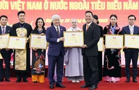 Chủ tịch Ủy ban Trung ương Mặt trận Tổ quốc Việt Nam Đỗ Văn Chiến trao Bằng khen tặng các cá nhân người Việt Nam ở nước ngoài tiêu biểu năm 2024.