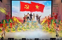 Tiết mục văn nghệ mừng Đảng, mừng đất nước đổi mới mở đầu Đại hội.