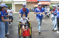 Lực lượng tình nguyện viên "Tiếp sức mùa thi" tại Thành phố Hồ Chí Minh hỗ trợ thí sinh đến phòng thi an toàn.