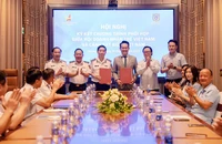 Đại diện 2 bên trao biên bản ký kết hợp tác.