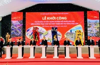Các đại biểu nhấn nút khởi công dự án đầu tư xây dựng đường Đỗ Mười kéo dài.