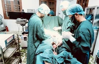 Các y, bác sĩ Trung tâm Y tế quân dân y huyện đảo Bạch Long Vĩ thực hiện ca phẫu thuật bệnh nhân chửa ngoài tử cung nguy cơ vỡ.
