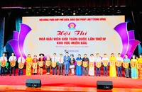 Ban tổ chức trao cờ lưu niệm tặng các đội tham gia Hội thi Hòa giải viên giỏi toàn quốc khu vực phía bắc.