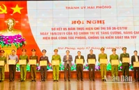 Bí thư Thành ủy Hải Phòng trao Bằng khen tặng các tập thể có thành tích xuất sắc trong công tác phòng, chống ma túy.