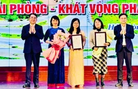 Lãnh đạo thành phố Hải Phòng trao giải A tặng các tác giả và nhóm tác giả xuất sắc.