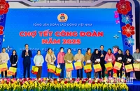 Lãnh đạo Tổng Liên đoàn Lao động Việt Nam và thành phố Hải Phòng trao quà Tết tặng công nhân, lao động.