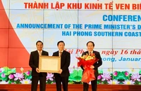 Phó Thủ tướng Chính phủ Trần Hồng Hà trao Quyết định của Thủ tướng Chính phủ thành lập Khu Kinh tế ven biển phía nam Hải Phòng.