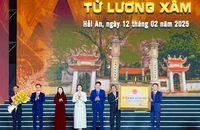 Phó Thủ tướng Chính phủ Lê Thành Long trao Bằng xếp hạng Cụm di tích Từ Lương Xâm - căn cứ bản doanh của Ngô Quyền năm 938 là Di tích quốc gia đặc biệt cho lãnh đạo thành phố Hải Phòng và quận Hải An.
