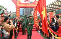 Các tân binh quận Đống Đa đi qua cổng vinh quang trong niềm tự hào.