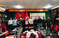 Đại diện Hội Hỗ trợ gia đình liệt sĩ Việt Nam và các cơ quan chức năng chụp ảnh lưu niệm cùng thân nhân liệt sĩ.