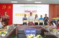 Ban tổ chức trao giải cho các cá nhân đoạt giải.