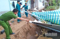 Lực lượng chức năng xã Tân An Luông đến hỗ trợ người dân di dời tài sản.