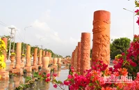 Đường gốm và hoa Vĩnh Long.