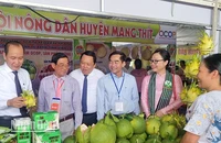 Đại biểu tham quan các gian hàng trưng bày sản phẩm đặc sản vùng miền.