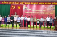 Phó Chủ tịch Quốc hội Nguyễn Đức Hải trao quà cho gia đình chính sách tại Vĩnh Long. 