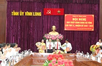 Bí thư Tỉnh ủy Vĩnh Long Trần Tiến Dũng trao Quyết định và hoa chúc mừng lãnh đạo Ban Tuyên giáo và Dân vận Tỉnh ủy.