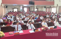 Đại biểu thống nhất cao Nghị quyết tại kỳ họp.