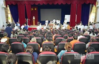 Người dân được làm thủ tục khám bệnh.