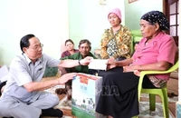 Phó Chủ tịch Quốc hội, Thượng tướng Trần Quang Phương thăm gia đình bà H’Juôm (thân nhân liệt sĩ) tại thành phố Buôn Ma Thuột. (Ảnh: TTXVN)