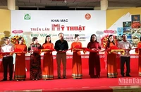 Các đại biểu cắt băng khai mạc Triển lãm Mỹ thuật khu vực V- Nam Trung bộ và Tây Nguyên lần thứ 28 năm 2023.