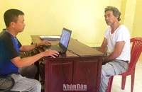 Đối tượng Võ Tấn Thanh Sơn được dẫn giải về Công an thị xã Buôn Hồ.