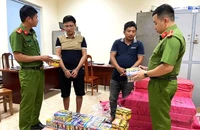 Đối tượng Nguyễn Sỹ Hùng (người đeo kính) cùng tang vật tại cơ quan Công an.