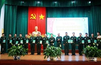 Lãnh đạo Bộ Chỉ huy Bộ đội Biên phòng tỉnh Đắk Lắk tặng quà lưu niệm cho các thí sinh tham gia hội thi. (Ảnh: NGỌC LÂN)