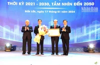 Phó Thủ tướng Chính phủ Trần Hồng Hà trao Quyết định phê duyệt quy hoạch tỉnh Đắk Lắk thời kỳ 2021-2030, tầm nhìn đến năm 2050 của Thủ tướng Chính phủ cho lãnh đạo tỉnh Đắk Lắk.