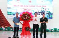 Đại tá Đỗ Quang Thấm, Chính ủy Bộ đội Biên phòng tỉnh Đắk Lắk tặng lãng hoa chúc mừng Ngày Biên phòng toàn dân năm 2024 cho lãnh đạo xã Ea Bung, huyện Ea Súp.