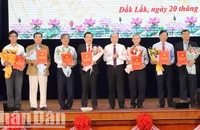 Chủ tịch Ủy ban nhân dân tỉnh Đắk Lắk Phạm Ngọc Nghị trao quyết định cho các đồng chí xin nghỉ công tác hưởng chế độ hưu trí và nghỉ công tác chờ hưởng chế độ hưu trí trước hạn tuổi để tạo điều kiện cho công tác bố trí, sắp xếp tổ chức bộ máy được thuận lợi.