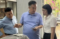 Đại diện doanh nghiệp Hàn Quốc kiểm tra lô hàng 500kg trà cascara được làm từ vỏ cà-phê đặc sản của Simexco DakLak trước khi xuất khẩu sang thị trường Hàn Quốc.