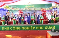 Phó Thủ tướng Chính phủ Trần Hồng Hà và các đại biểu động thổ khởi công dự án đầu tư xây dựng và kinh doanh kết cấu hạ tầng Khu công nghiệp Phú Xuân.