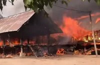 Do hai ngôi nhà sàn đều làm bằng gỗ tự nhiên nên ngọn lửa bùng phát dữ dội.