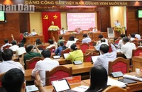 Các đại biểu Hội đồng nhân dân tỉnh Đắk Lắk biểu quyết thông qua Nghị quyết Quyết định chủ trương chuyển mục đích sử dụng 6,94 ha rừng sang mục đích khác đối với phần diện tích bổ sung để thực hiện Dự án thành phần 2 thuộc Dự án đầu tư xây dựng đường bộ cao tốc Khánh Hòa –Buôn Ma Thuột giai đoạn 1 (đoạn đi qua tỉnh Đắk Lắk).