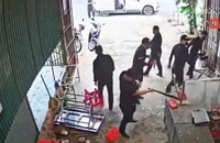 Nhóm đối tượng xông vào đập phá quán của gia đình ông Phạm Đức Đại, trú tại thôn 10, xã Ea Đar, huyện Ea Kar, tỉnh Đắk Lắk. (Ảnh chụp từ clip)